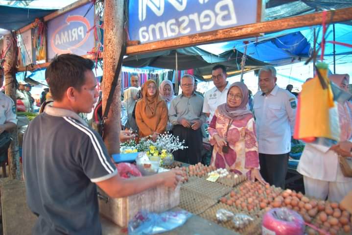 Kepala Ombudsman Perwakilan Sumbar Yefri Heriani didampingi Pj. Walikota Sawahlunto melaksanakan peninjauan lapangan dan dialog dengan masyarakat di  pasar